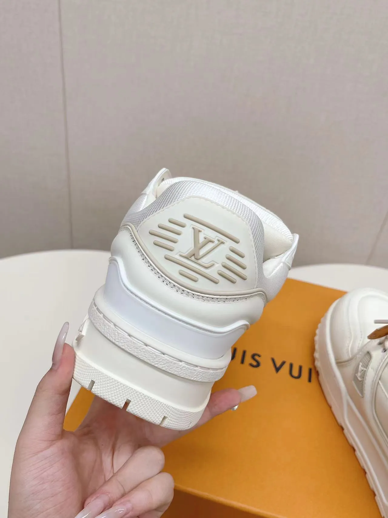 👟👟Ex-factory price 800👟👟 LV casual sneakers, new colors for early spring 2024, amplify the attention of the classic LV Trainer sneakers, and are an extension of inspiration from the 2023 spring and summer men's fashion show. Rubber L.v logos adorn the tongue, sides and back of the shoe. This pair of cute fat version of Trainer has attracted much attention. The three-dimensional and full shoe body is full of childlike fun while being trendy and cool! Size: 38-45